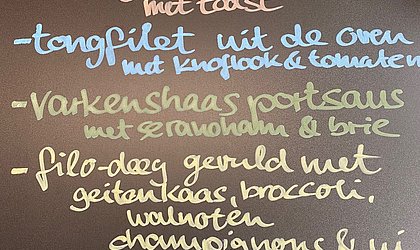 Het krijtbord met wisselende gerechten succesvol.